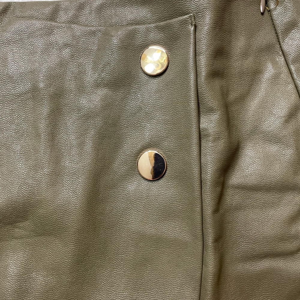 NEW WOMEN’S TRENDY OLIVE GREEN BUTTON FRONT FAUX LEATHER SKORT - Picture 6 of 15